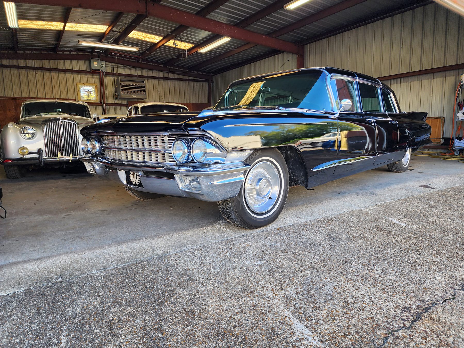 Front three-quarter view with the WAYLON front plate