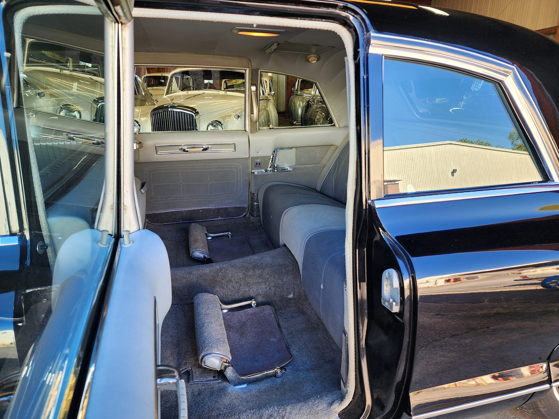 Rear compartment with both jump seats folded down